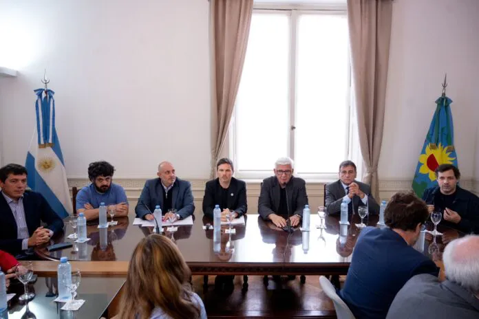 Costa-con-legisladores-696x464