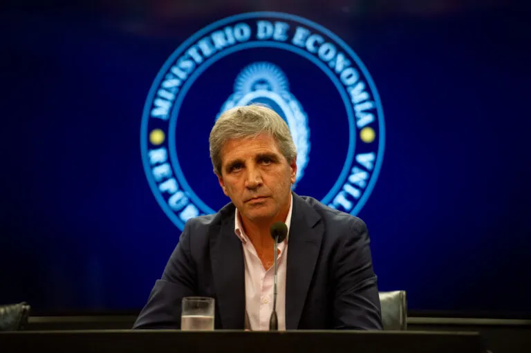 10-01-2024_el_ministro_de_economia_luis-768x511
