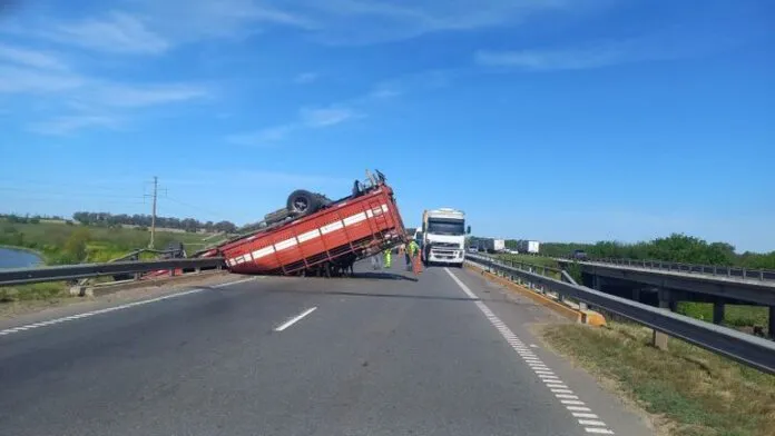camion-vuelco-696x392