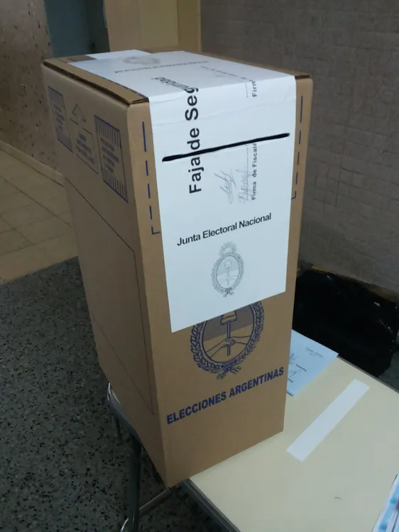 Urna_electoral_-_Generales_2015_04